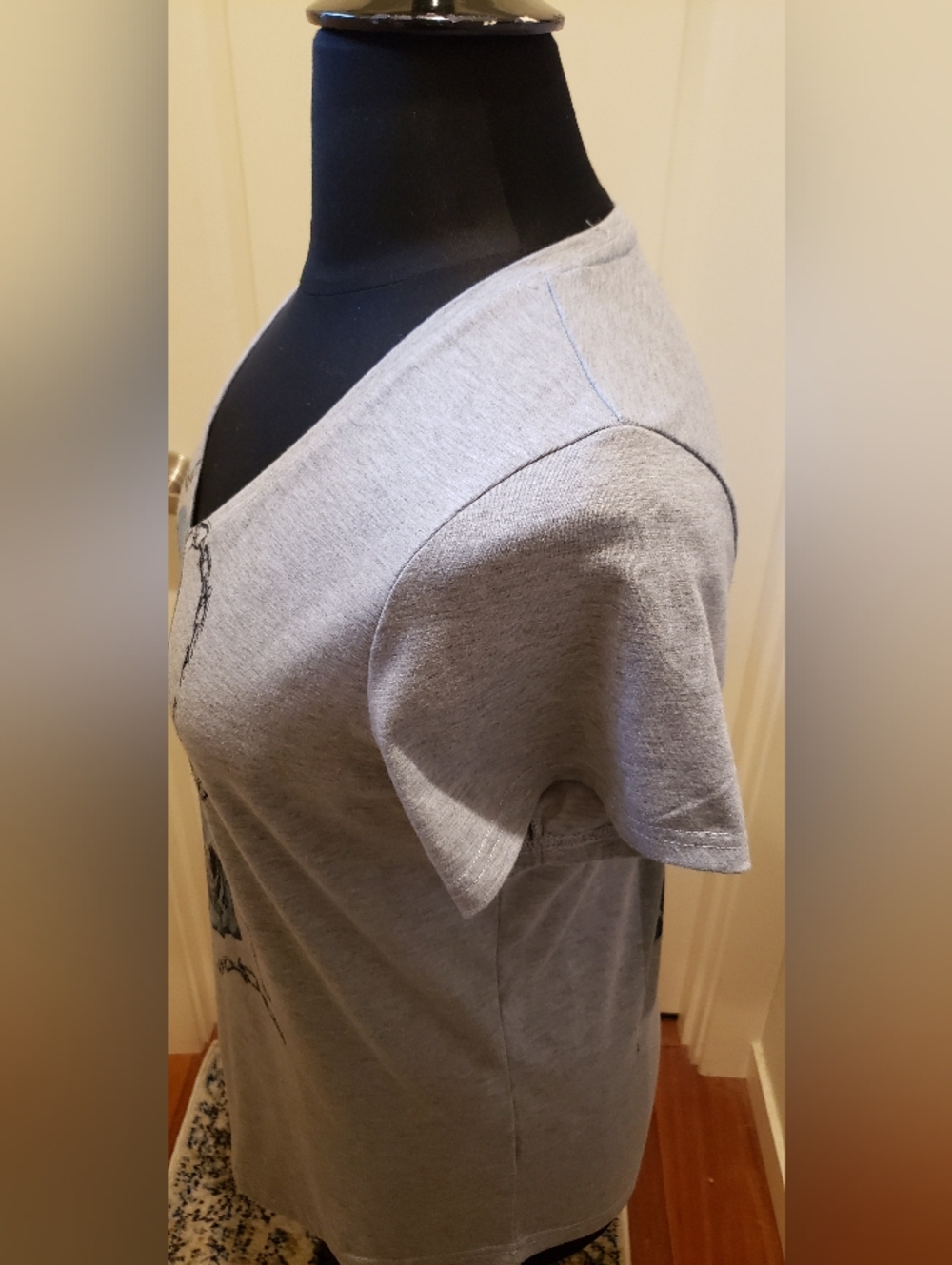 Cricut "Tiffany & Co." Womens Gray Tee with Blue Skull Graphic - Picture 5 of 12